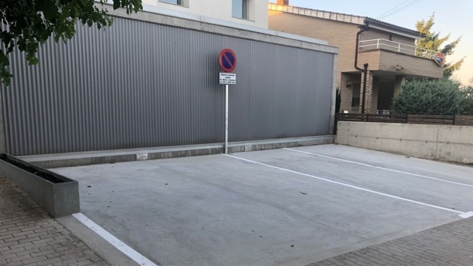 Tres aparcaments nous de davant del consultori mèdic de Benavent de Segrià.