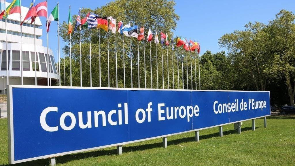 Pla general del cartell on es llegeix 'Consell d'Europa', davant la seu de la institució, a Estrasburg, el 14 de maig del 2019. (horitzontal)