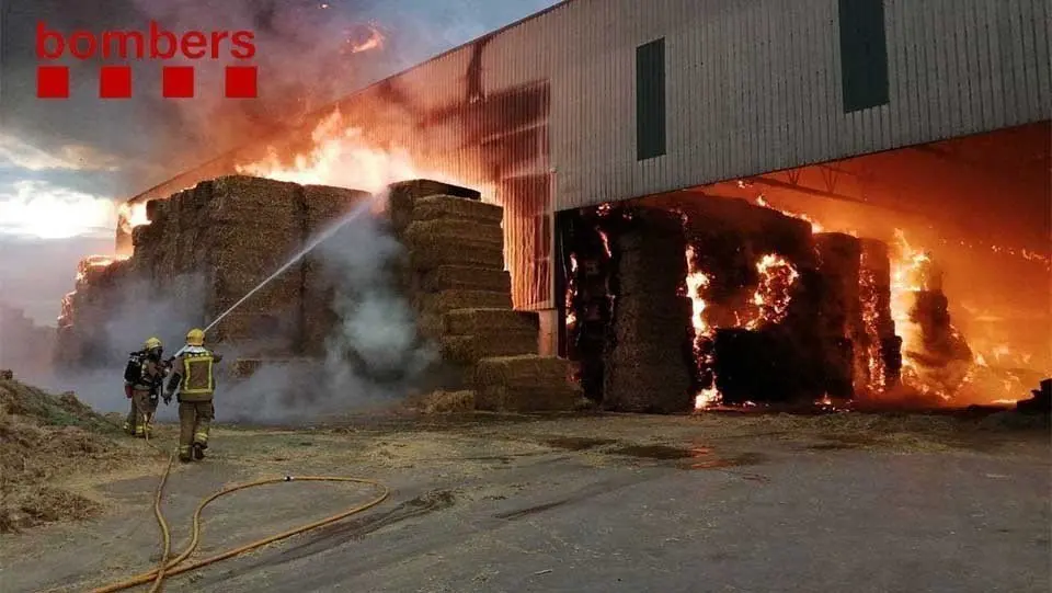 Els bombers treballen en l'extinció de l'incendi a Vallfogona de Balaguer @Bombers 3