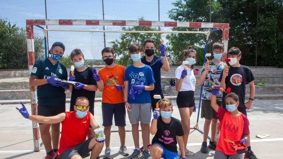 Joves del Camp de Treball Local a la pista del Col·legi Àngel Guimerà de Tàrrega.