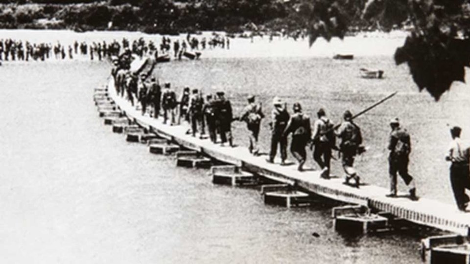 Soldats republicans creuant el riu Ebre