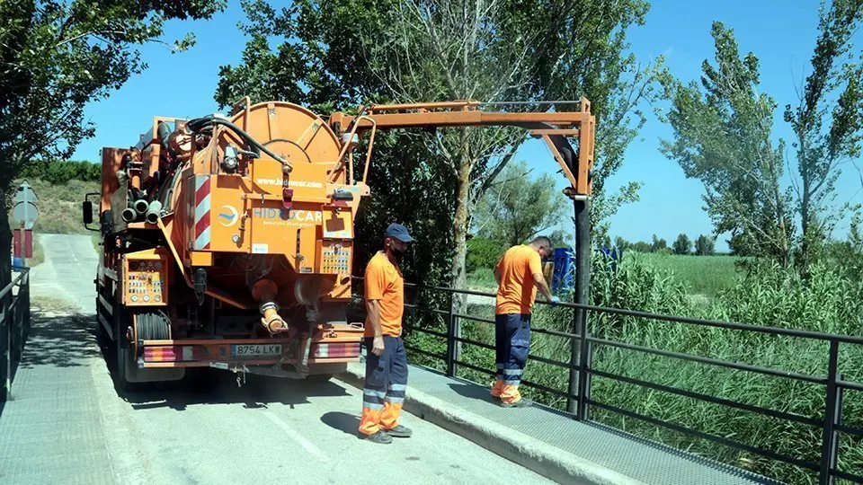 Treballs per retirar el vessament d'hidrocarburs al pantà d'Utxesa @Salvador Miret