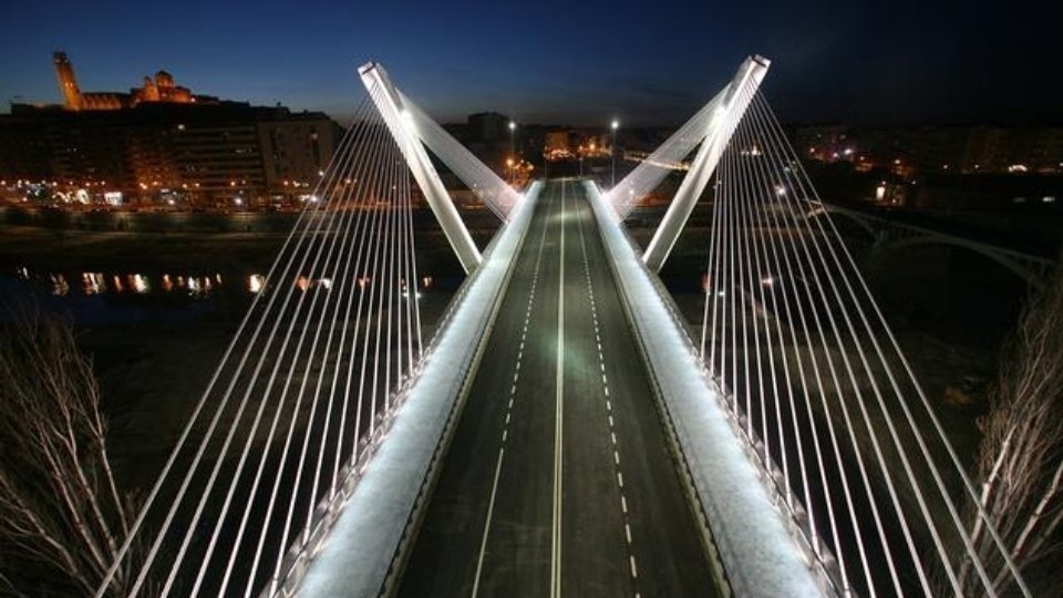 Els llums instal·lats al pont de Príncep de Viana. Fotografia: Hermínia Sirvent.