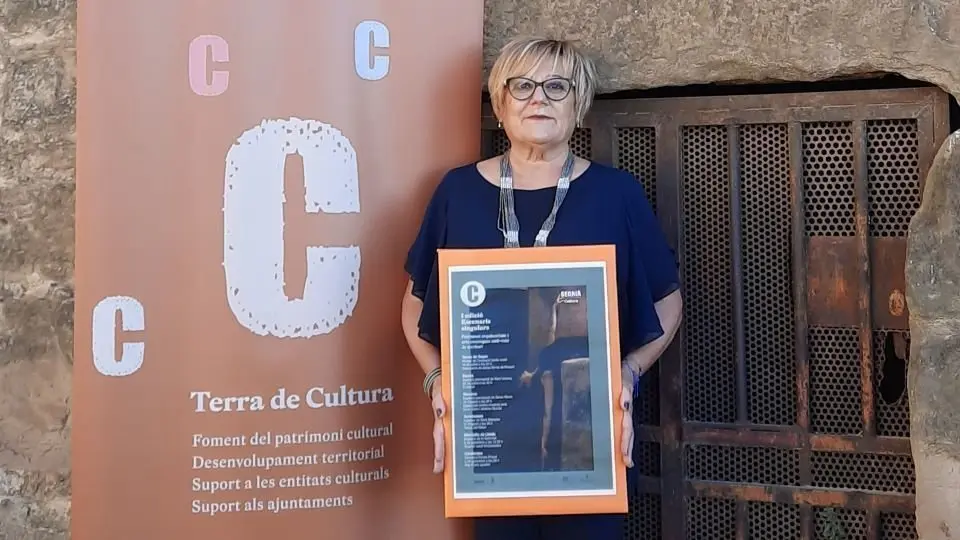 Cedida pel Consell Comarcal del Segrià
Pla sencer de la vicepresidenta del Consell Comarcal del Segrià i alcaldessa d'Almenar, Teresa Malla, amb el cartell de la primera edició d''Escenaris Singulars', el 8 de juliol del 2021. (Vertical)