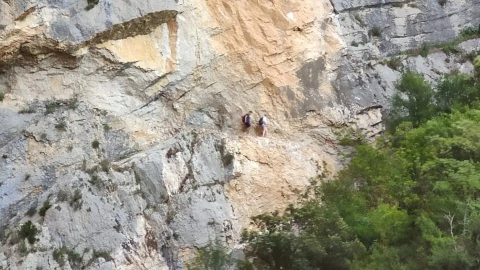 Pla obert on es pot veure el despreniment de roques al congost de Mont-rebei