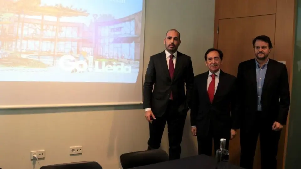 Salvador Miret
Pla sencer dels representants d'Eurofund, Ion Saralegui i Salvador Arenere, amb el responsable de la consultora GfK, Carlos Mínguez, durant la presentació del parc comercial i d'oci Go Lleida, el 25 de novembre del 2019. (Horitzontal)