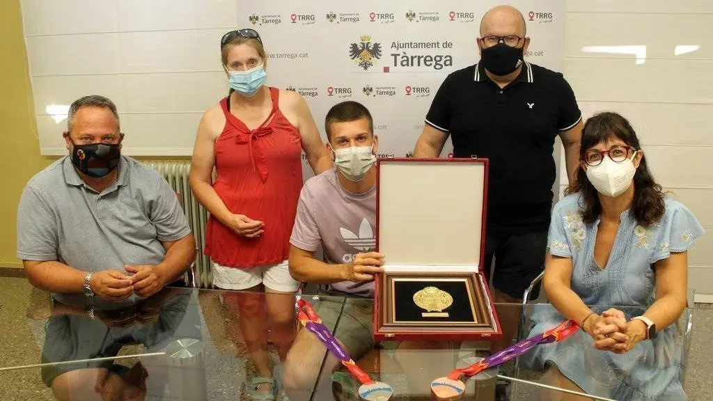 Lliurament de l'escut a la Casa Consistorial de Tàrrega a l'atleta Arnau Monné - Foto: Ajuntament de Tàrrega