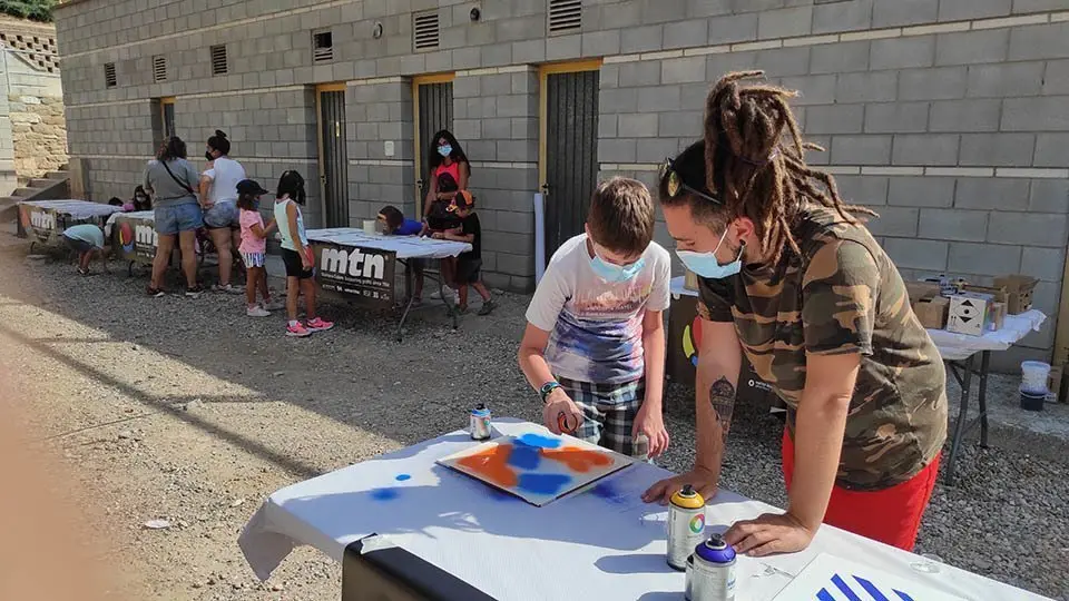 Els joves de Camarasa treballen amb Foxy en la confecció del mural @Camarasa