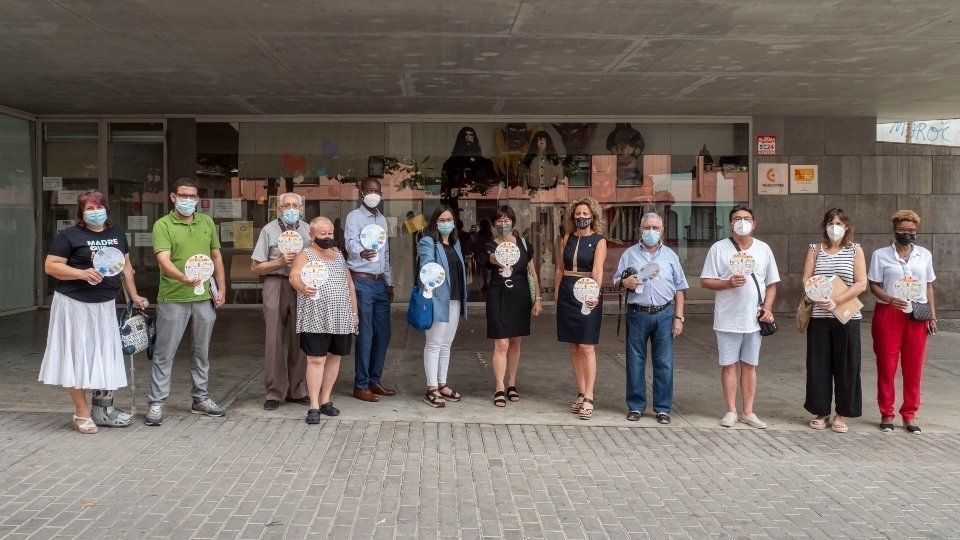El participants en el projecte 'Conviu al Barri', davant del Centre Cívic de l'Ereta.