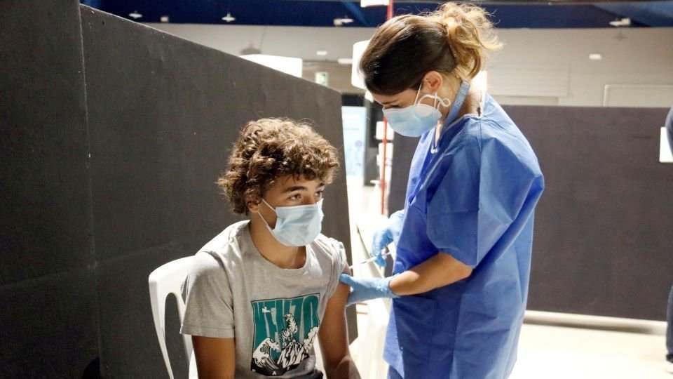Laura Cortés
Pla mig d'un nen vacunant-se a Tàrrega. Imatge del 4 d'agost de 2021. (Horitzontal)