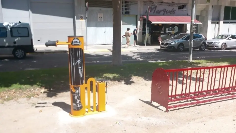 Estació de manteniment i reparació de bicicletes de Rosselló.