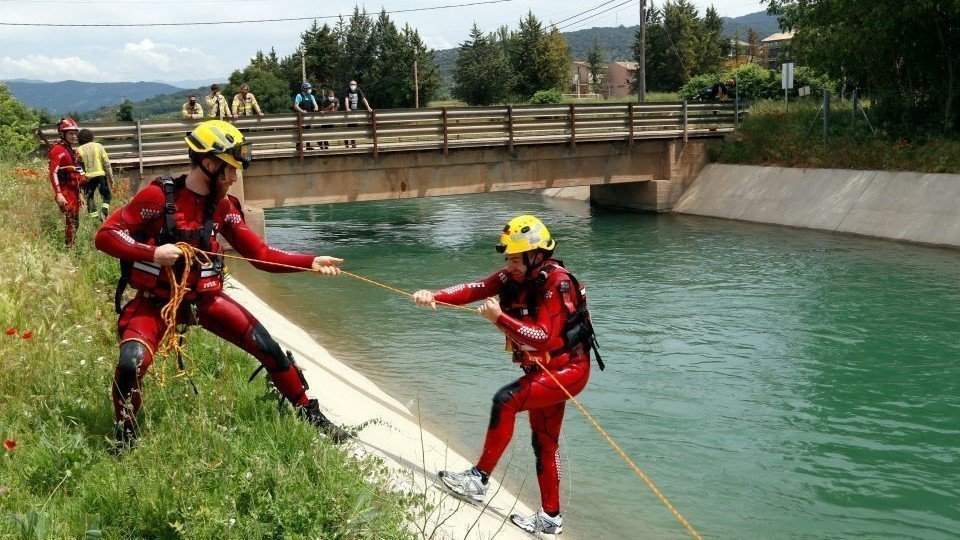 Marta Lluvich
Pla general de dos bombers fent pràctiques de rescat aquàtic al canal de Gavet. Un bombers estira amb una corda a un altre que simulava haver caigut. Imatge del 28 de maig del 2021. (Horitzontal)