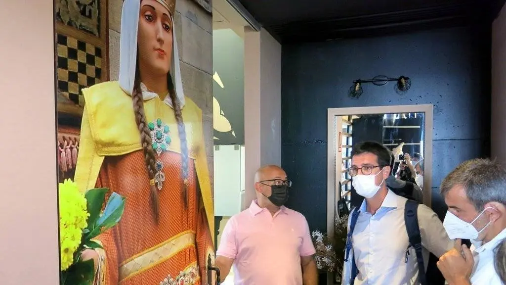 La decoració del local inclou imatges de la ciutat, com aquesta dels Gegants -  Foto: cedida per la Paeria de Lleida