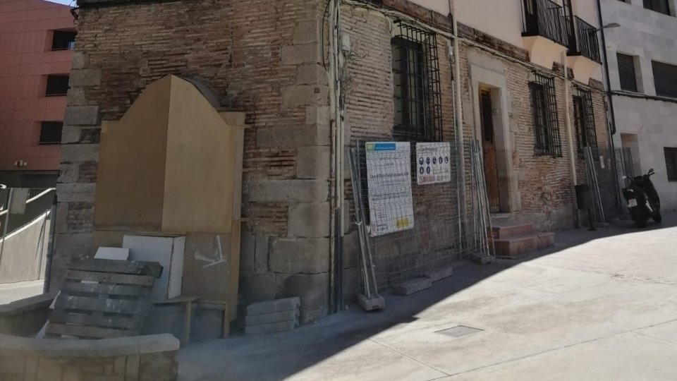 Façana de l'edifici a la plaça de Sant Llorenç de Lleida.