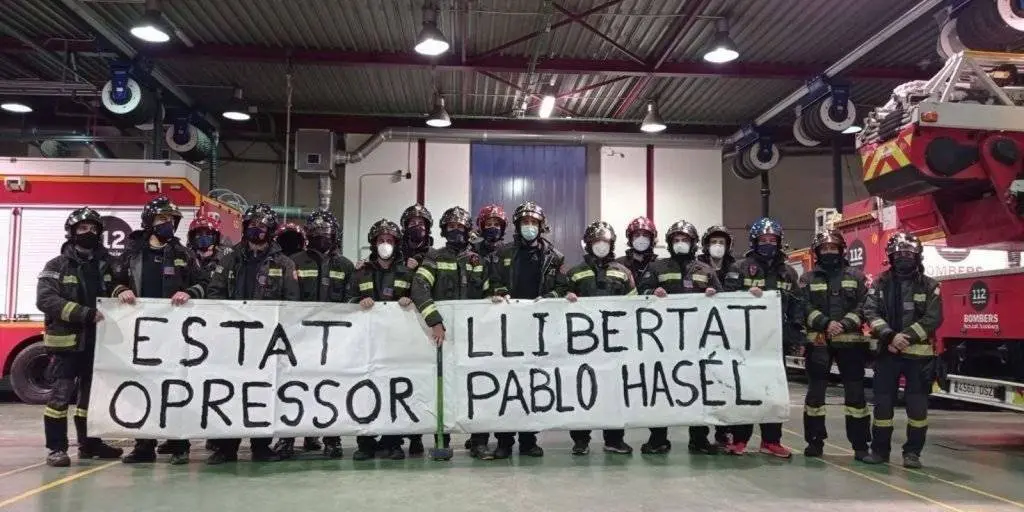 La pancarta dels Bombers de suport a Hasèl /Bombers per la República