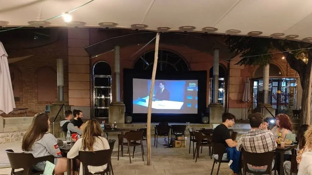 Pantalla instal·lada a la terrassa de l'Ateneu de Tàrrega @Galacticat