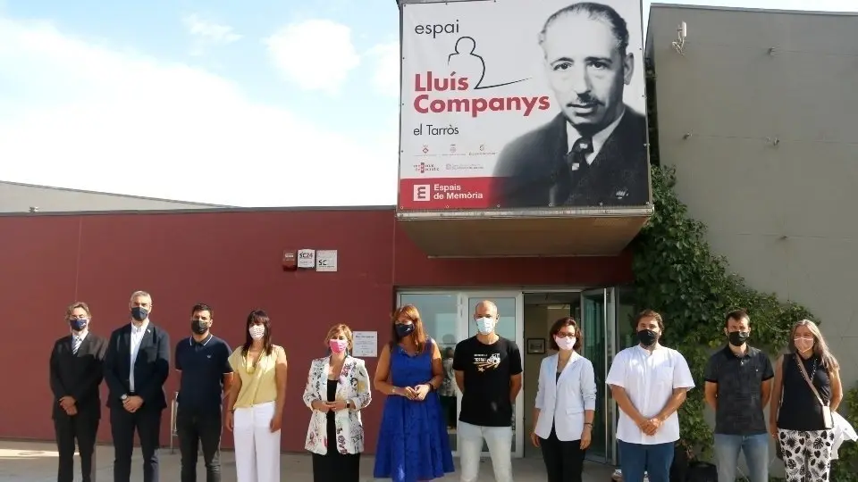 Els membres de la mesa del Parlament al davant de l'Espai Companys del Tarròs.