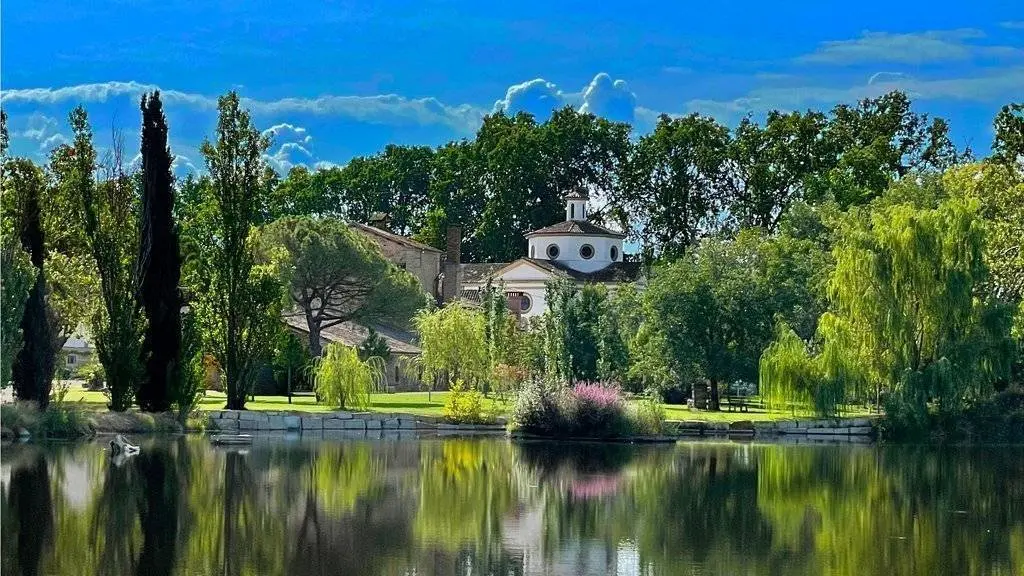 El Santuari petit del Castell del Remei reflectit sobre el llac - Foto: cedida per Castell del Remei