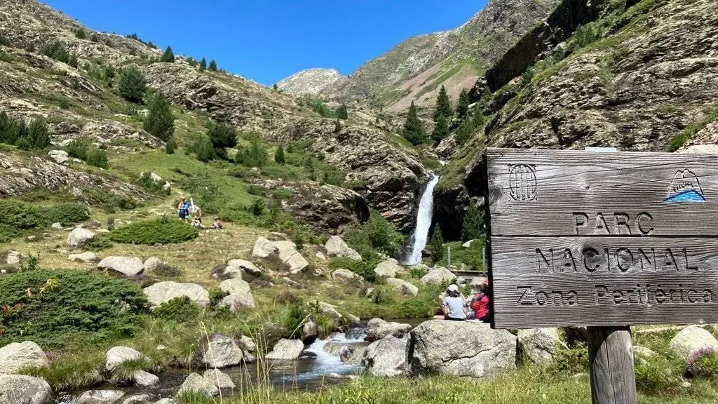 Oriol Bosch
Pla obert on es pot veure un tram del camí de Rus, a la Vall Fosca, a l'entorn del Parc Nacional d'Aigüestortes, amb alguns senderistes fent parada, l'agost de 2021.