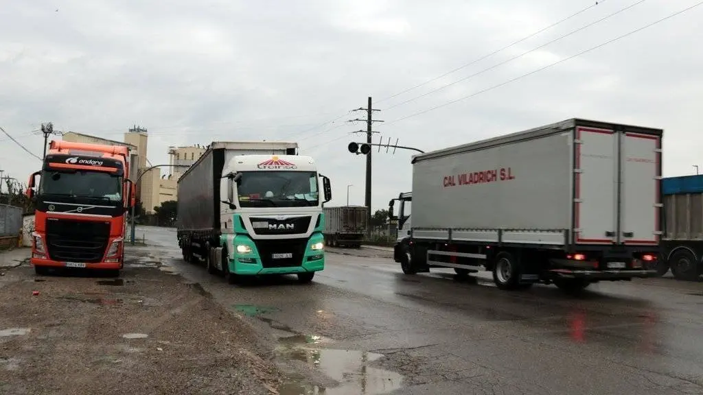 Salvador Miret
Pla obert de camions circulant pel polígon industrial El Segre de Lleida, el 16 de març del 2020. (Horitzontal)