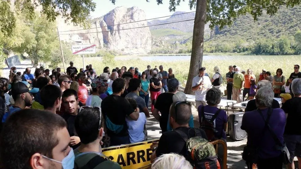 Anna Berga
Pla obert durant l'acte de protesta que s'ha fet a Sant Llorenç de Montgai per demanar a la Diputació de Lleida l'aturada de les obres a la Paret de l'Os, que es veu al fons, el 19 de setembre de 2021. (Horitzontal)
 Foto en Alta