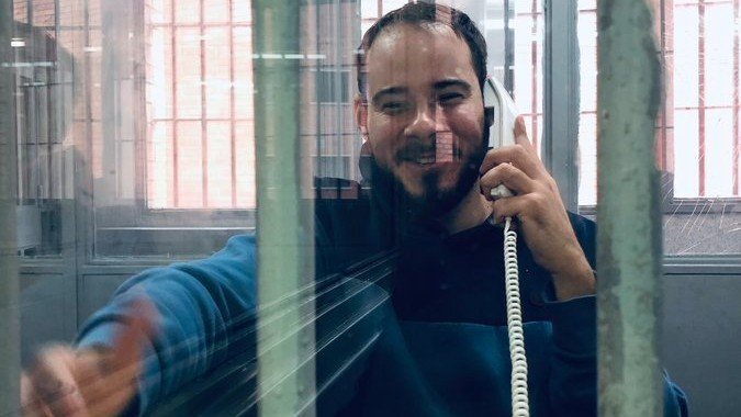 Cedida a l'ACN per Albert Botran
Pla mitjà on es pot veure al raper Pablo Hasel parlant a través d'un telèfon en una de les cabines de visita de la presó de Ponent, el 3 de març de 2021. (Vertical)