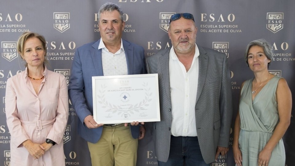 L'equip de Les Cabanes de Juncosa rebent el reconeixement dels ESAO Awards.