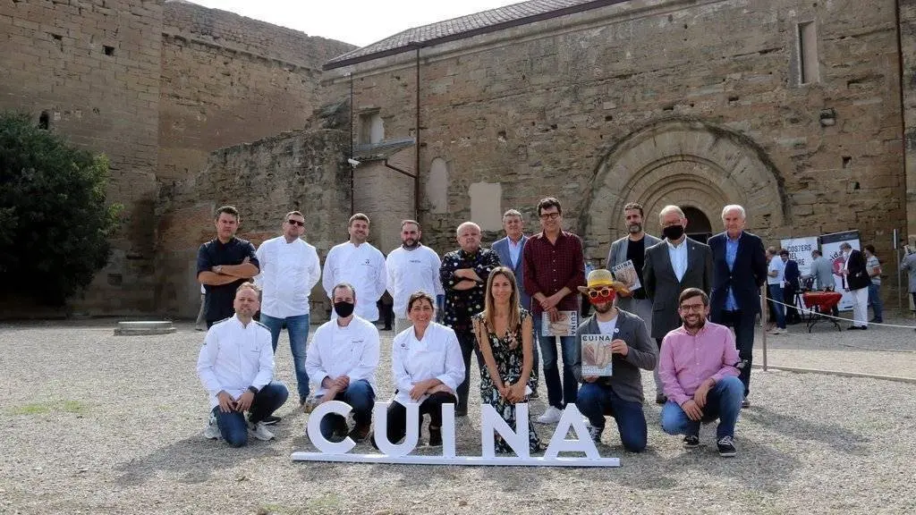 Salvador Miret
Pla obert dels xefs dels restaurants que participen en les jornades, amb representants de la DO Costers del Segre, els directors de 'Cuina' i 'Arrels', el Sr Postu i autoritats, davant del Castell de Gardeny, el 28 de setembre del 2021. (Horitzontal)