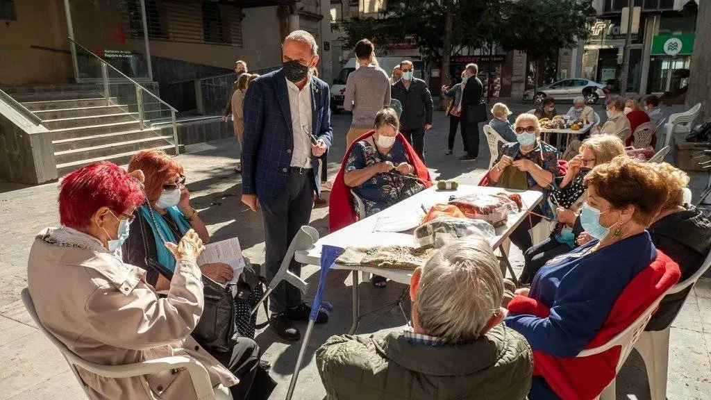 Cedida per Javi Martín/Paeria
Pla obert de l'alcalde de Lleida, Miquel Pueyo, amb un grup de dones grans, al Pati de les Comèdies. Imatge del 4 d'octubre de 2021. (Horitzontal)