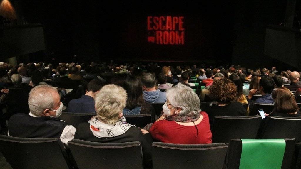 Pau Cortina
Espectadors amb mascareta esperen l'inici de la primera funció al Teatre Goya després de l'aixecament del tancament cultural. Dimarts 24 de novembre de 2020 (HORITZONTAL)