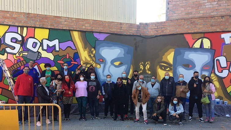 Participants en l'obra mural a la plaça d’Àngel Bonvehí a Mollerussa @EstherBarta