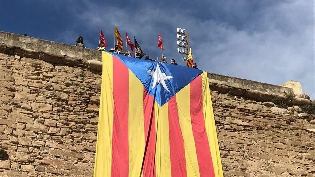 dimarts, 12 octubre 2021 17:22
Cedida pel Jovent Republicà
Pla obert on es pot veure la desplegada de l'estelada gegant per part de membres del Jovent Republicà a la Seu Vella de Lleida amb motiu del 12-O, el 12 d'octubre de 2021. (Vertical)