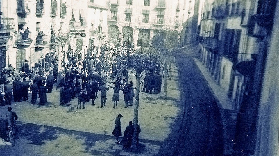 1945 Ballada a la plaça Espanya (ara plaça major) ©AgrupacióSardanista