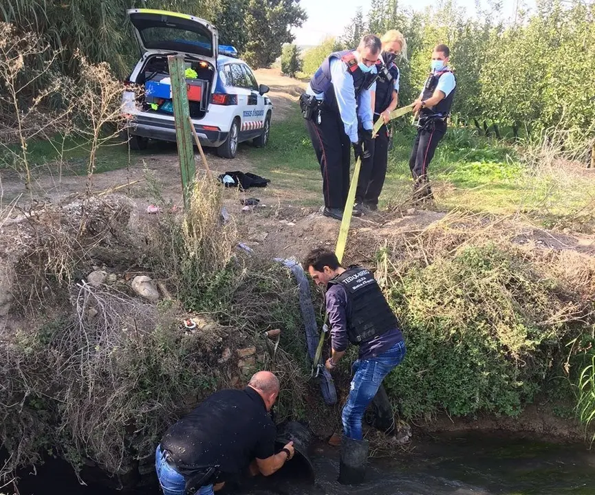 Els Mossos d'Esquadra recuperant les campanes sostretes a Massoteres ©Mossos