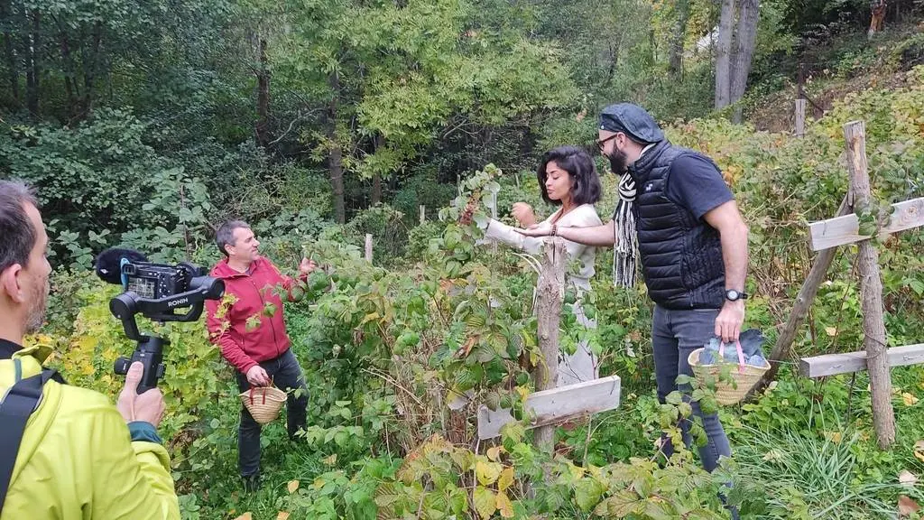 L'equip del Turoperador Brasil Food Safaris aquest mati a l'hort i a la cuina de l'Hotel EcoResort de Prullans a la Cerdanya (4) (1) - Foto: cedida per la Diputació de Lleida