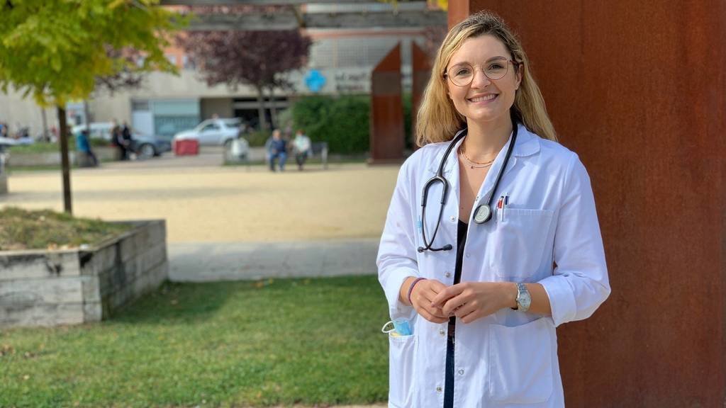 Cedida a l'ACN per l'ICS
Pla mitjà llarg de la doctora del servei de Nefrologia de l’Hospital Universitari Arnau de Vilanova de Lleida, Andrea Muijsenberg, el 28 d'octubre del 2021. (Horitzontal)