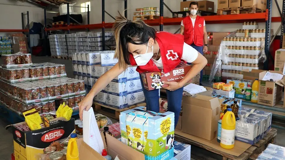 Preparació dels articles d'alimentació per les persones vulnerables ©CreuRoja