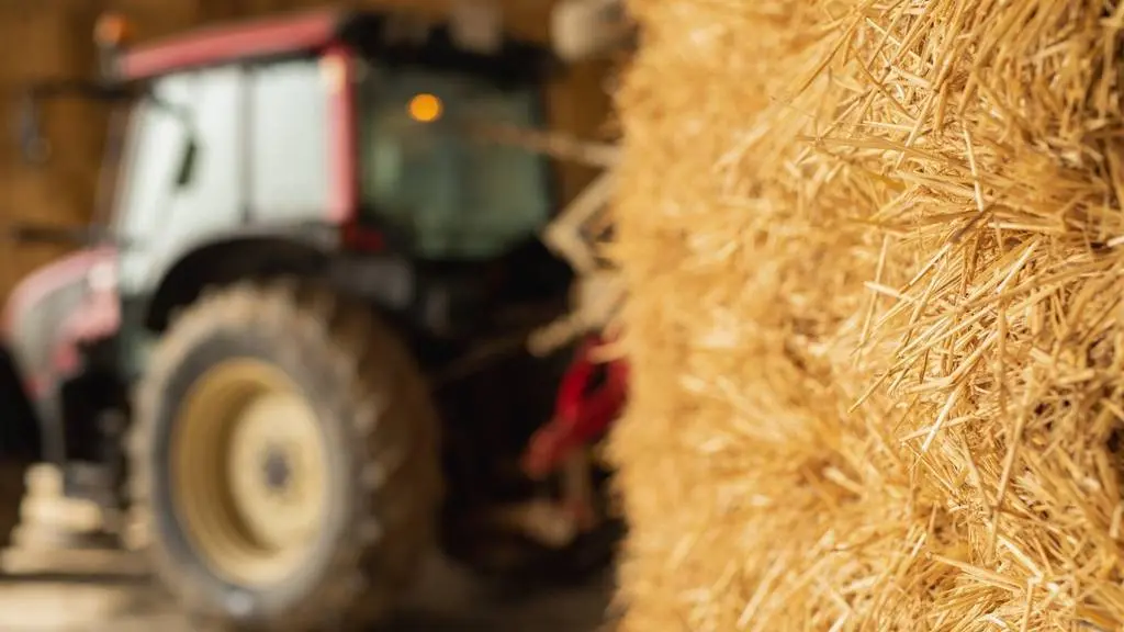 Cedida a l'ACN per JARC
Imatge d'una bala de palla amb un tractor al fons, en una imatge d'arxiu. (Horitzontal)