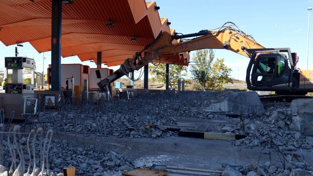 Salvador Miret
Pla obert d'una excavadora desmantellant el peatge de l'AP-2 de Lleida, el 3 de novembre del 2021. (Horitzontal)