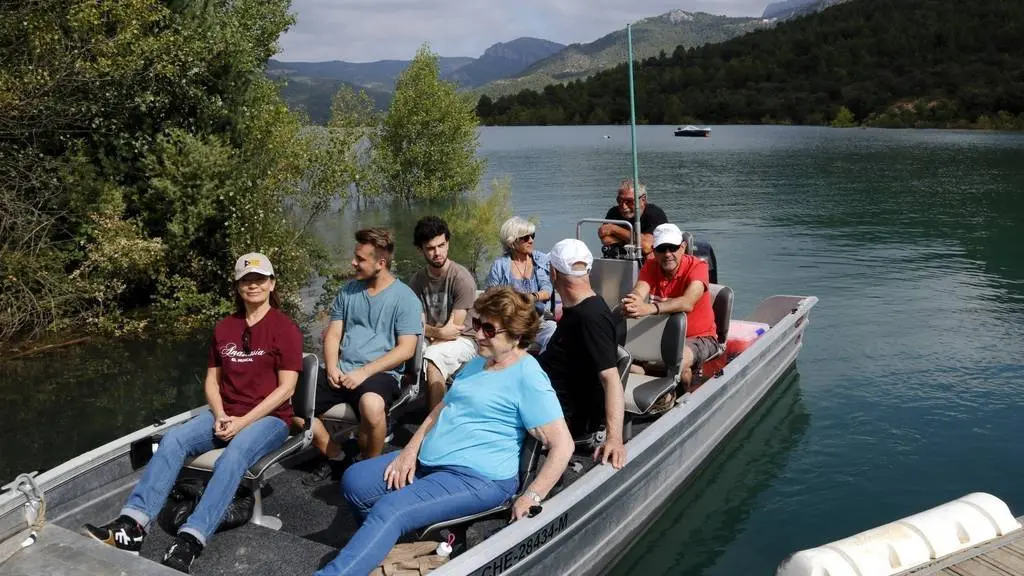 Laura Alcalde
Pla mig on es poden veure diverses persones en una embarcació a punt d'iniciar una ruta pel Congost de Mont-Rebei, el 21 de juliol de 2018. (Horitzontal)