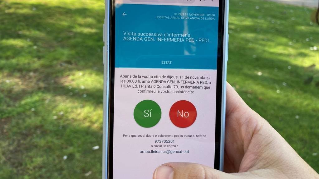 Cedida a l'ACN per l'ICS
Pla detall d'un telèfon mòbil amb la citació per SMS per acudir a visita a l'hospital Arnau de Vilanova de Lleida, el 9 de novembre del 2021. (Horitzontal)
 Foto en Alta