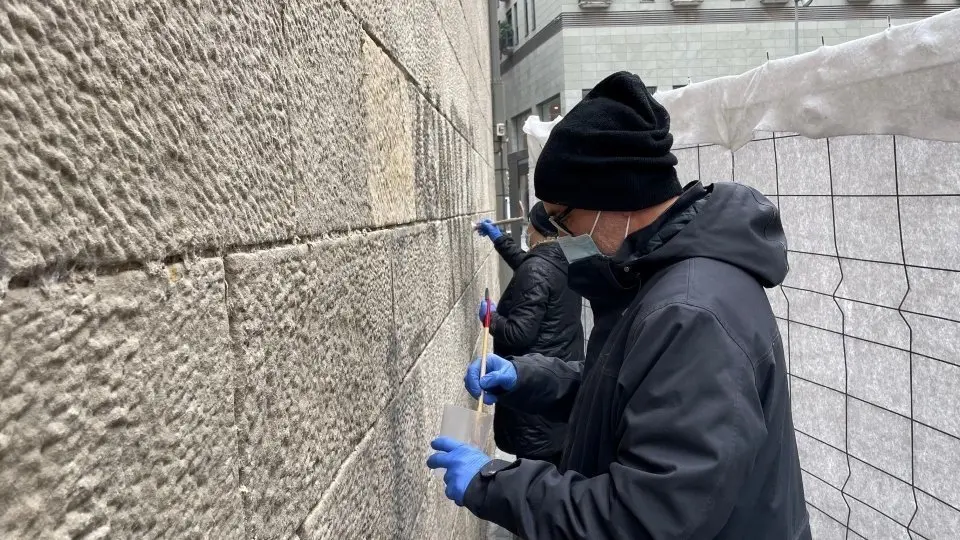 Treballs per netejar les pintades de la façana de l'IEI de Lleida