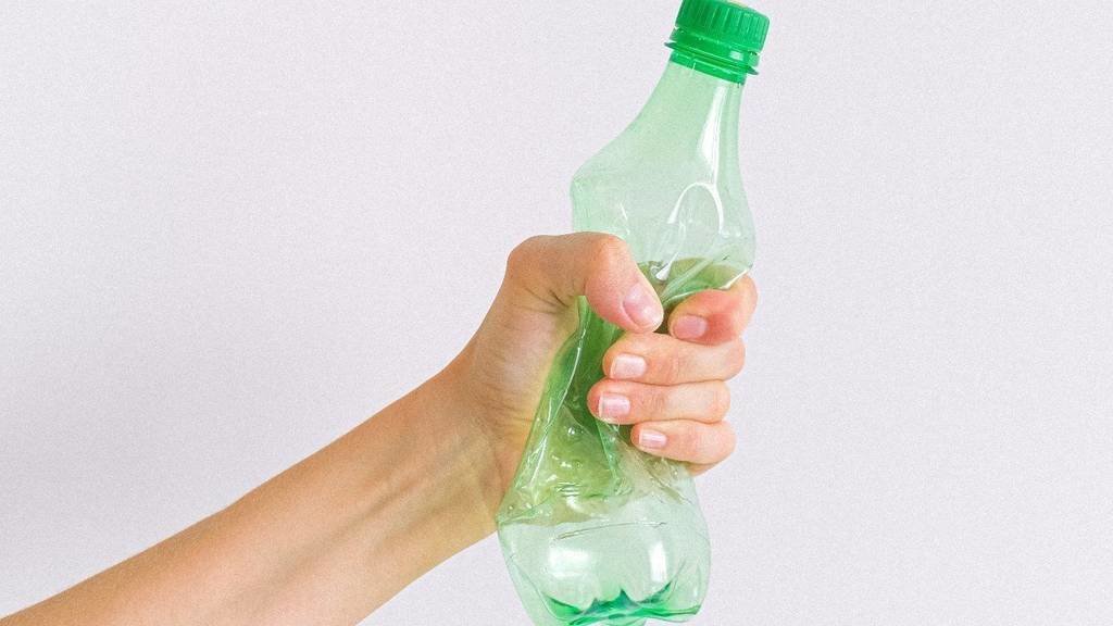Ampolla de plàstic per reciclar ©Anna Shvets (Pexels)