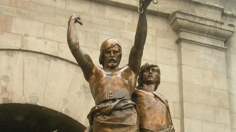 L'emblemàtica estàtua dels guerrers Indíbil i Mandoni a l'Arc del Pont.