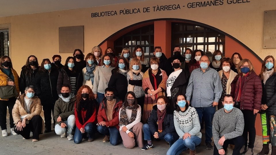 Foto de grup de la reunió de treball de les biblioteques lleidatanes a Tàrrega.