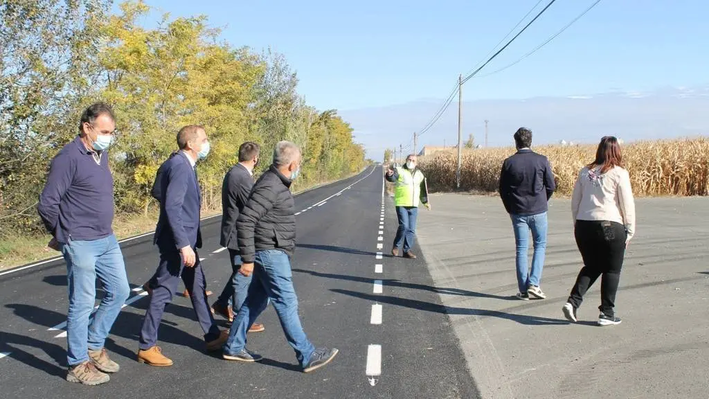 Cedida a l'ACN per la subdelegació del govern espanyol a Lleida
Pla obert de la visita del subdelegat del govern espanyol a Lleida, José Crespín, a les obres de millora dels camins a l'entorn del canal d'Aragó i Catalunya, amb tècnics de la CHE i alcaldes de la zona, el 16 de novembre del 2021. (Horitzontal) Alcarràs