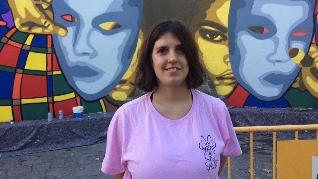 Montse Ibañez davant del mural de Llukutter que visibilitza la lluita contra l'estigma de la salut mental - Foto: Esther Barta Torres