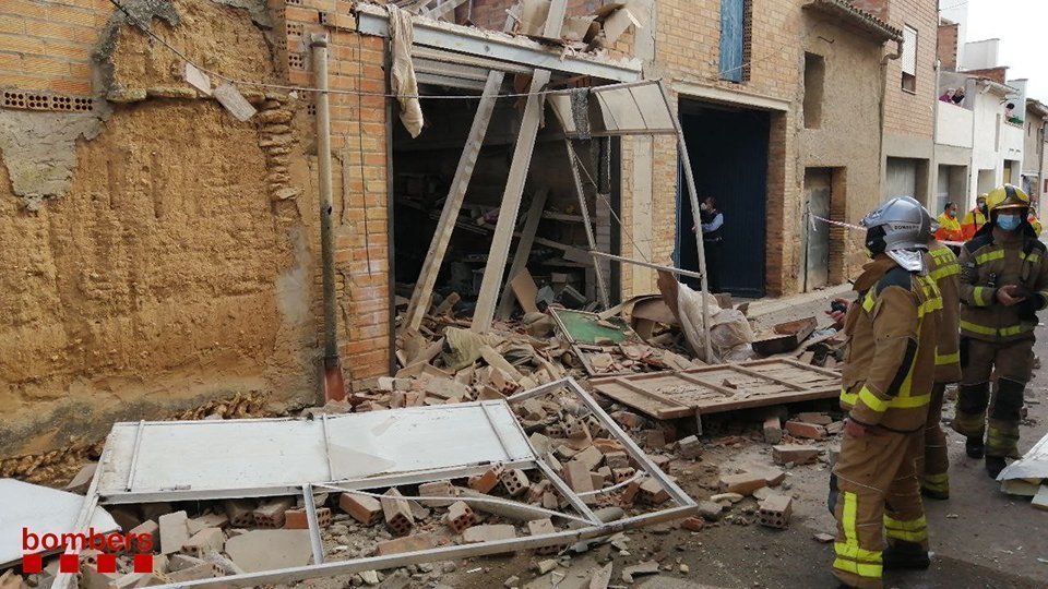 Els Bombers inspeccionen l'edifici sinistrat a Torregrossa ©Bombers