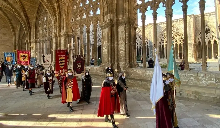 Claustre de la Seu Vella amb la desfilada del Mig Any Fester de l'Associació MIC Lleida.