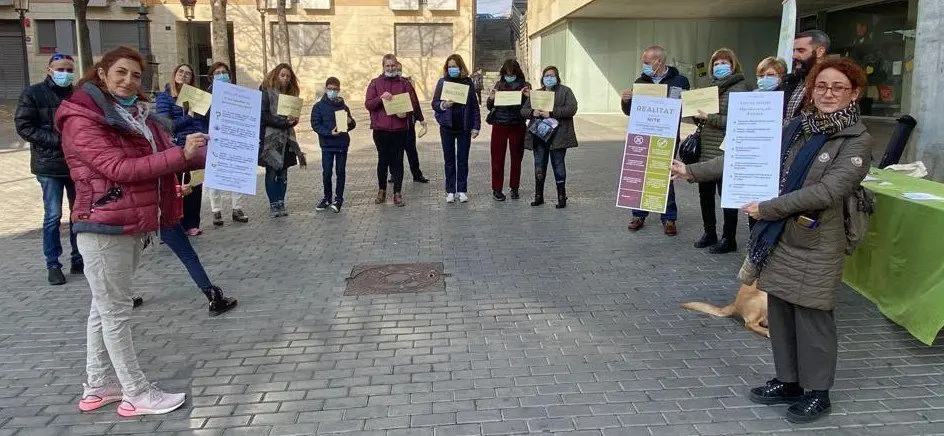 Cedida per la Paeria
Pla obert dels participants a la performance feta a la plaça l'Ereta de Lleida, en la passejada pel Centre Històric per visibilitzar la mort i el dol per suïcidi i fer-ne prevenció. Imatge del 21 de novembre de 2021. (Horitzontal)